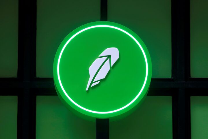 FTX Delivers $1.6B Payout as NBA Star Recovers Bitcoin after 10 Years